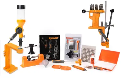 Lyman Brass Smith All-American 8 Reloading Kit Sestava osmipozičního lisu All-American 8 Turret Press s nově navrženým přímým podavačem zápalek, včetně prachovače, váhy, knihy o přebíjení a nástrojů pro úpravu nábojnic.